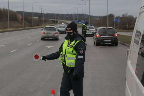 Police control those leaving Kaunas