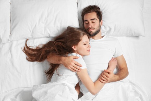 Santykių ekspertas: miego poza daug pasako apie partnerių santykius – kuri jų yra intymiausia, o kas rodo polinkį kontroliuoti
