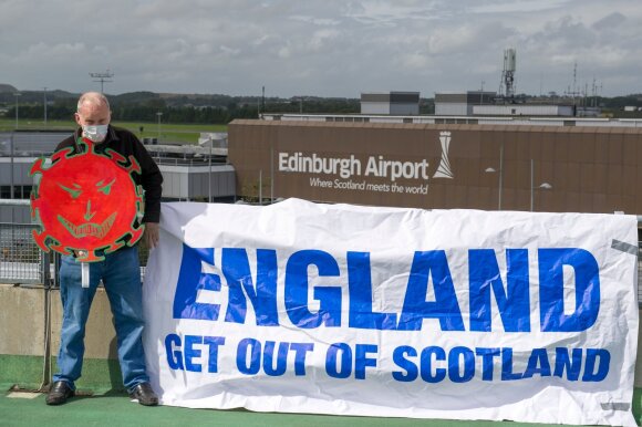 Sean Clerkin hung a note about Scottish independence at Edinburgh Airport