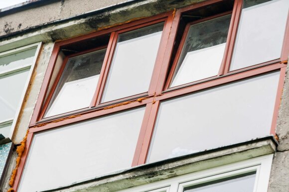 Pasitikrinkite, ar jūsų balkonas įstiklintas legaliai: gali grėsti net tik jo išardymas, bet ir bauda