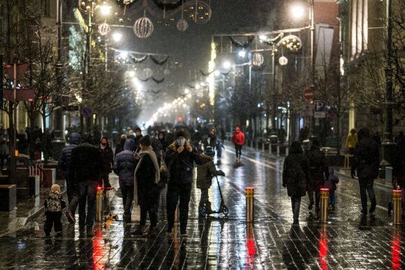 Crowds of people continue to flow near the Christmas tree in the capital