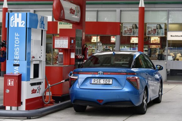"Toyota Mirai" vandenilio bako užpildymas specialioje degalinėje trunka 5 minutes