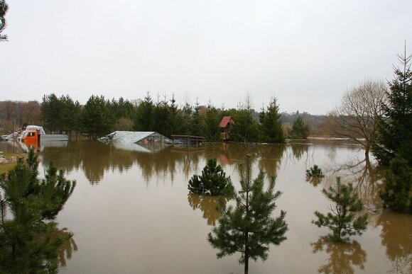 Kaunas d.  waiting for the flood: people are encouraged to leave, accumulate, learn distress signals