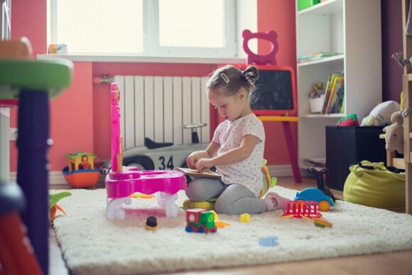 Kai vaikai žaidžia, daugelis tėvų daro vieną ir tą pačią klaidą