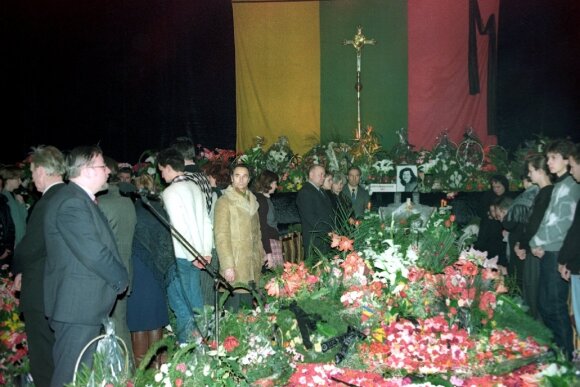 Vilnius, 1991  January 15  (ELTA).  Vytautas Landsbergis is speaking.  Farewell to the dead on January 13 at the Vilnius Sports Palace.  After the tragic 1991  the events of the night of January 13.