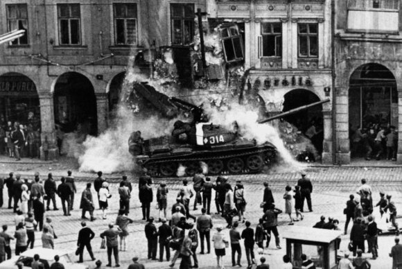 „Prahos pavasaris“. Čekoslovakijos KP sekretorius A. Dubečekas paskelbė reformas. Sovietų Sąjunga ir kitos Varšuvos sutarties šalys (išskyrus Rumuniją) įvedė kariuomenę į Čekoslovakiją ir nuslopino liaudies pasipriešinimą. 1968 m., leidyklos „Briedis“ nuo