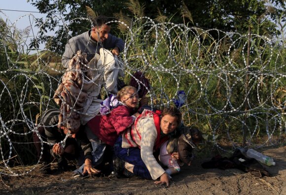 Regarding the fence at the border, there are more questions than answers: why is the concert really fenced only a few kilometers?