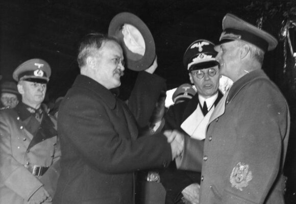Bolševikinės Rusijos užsienio reikalų liaudies komisaras Viačeslavas Molotovas Berlyne 1940 m. lapkritį susitinka su nacionalsocialistinės Vokietijos diplomatijos vadovu Joachimu von Ribbentropu susitarti dėl Suvalkų trikampio likimo.