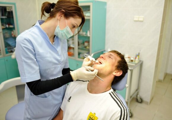 Odontologai, dantistai, dantys