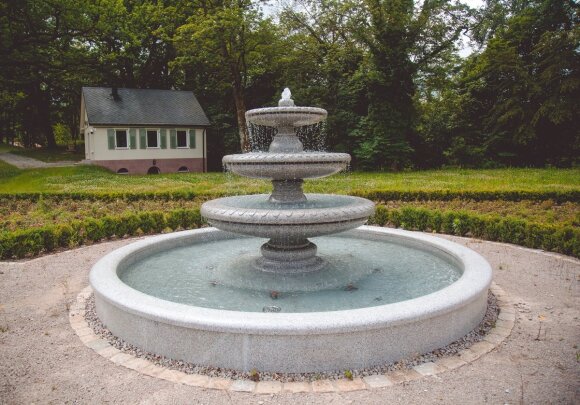 „Poolpro“ suprojektuotas ir įrengtas fontanas privačioje rezidencijoje Vokietijoje. „Poolpro“ nuotrauka.