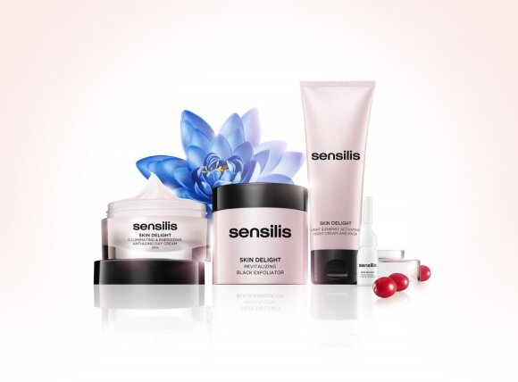 Sensilis „Skin Delight“ sudaro trys priemonės: jauninamasis dieninis kremas su SPF15, naktinis kremas (75 ml) su aktyvinamojo serumo ampulėmis su stabilizuotu vitaminu C (10 %) ir gaivinamasis juodasis šveitiklis