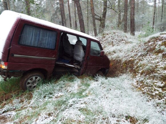 Cable border guards detain a drunk Belarusian who crashed into Lithuania by minibus