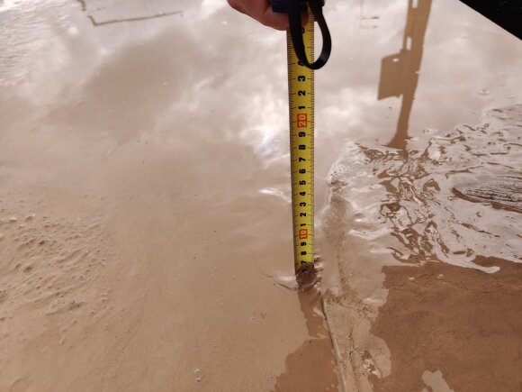 Due to construction works, the street in Vilnius was submerged in mud: the cleaning method raised doubts