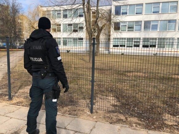 Vilniaus gimnazijos kieme rastas dar vienas sprogmuo