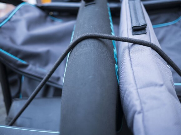 Guma, skirta automobilių bagažinėse skirtiems daiktams pritvirtinti, kuri gali būti panaudota ir daiktams prie karučio pritvirtinti