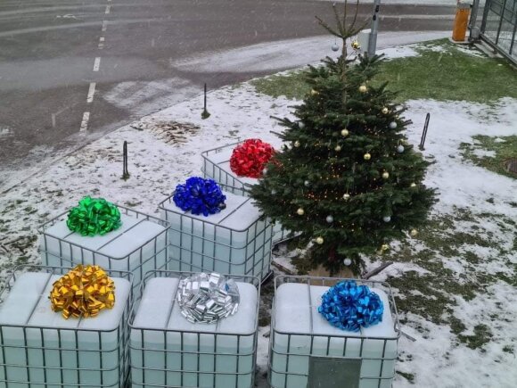 Lietuvos ligonines pasiekė neįprasta kalėdinė dovana - 6 tonos dezinfekcinio skysčio