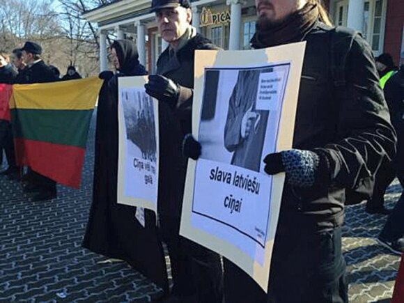 Latvių SS legiono veteranų eitynėse žygiavo J.Panka bei R.Čekutis, A.Paleckis protestavo