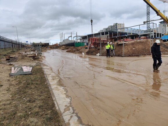 Due to construction works, the street in Vilnius was submerged in mud: the cleaning method raised doubts