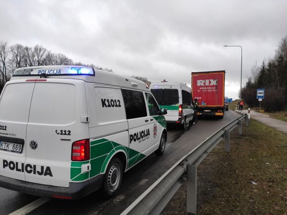 Movement in Kaunas: illegal people found in the trailer of a stationary tractor, five people transferred to border guards