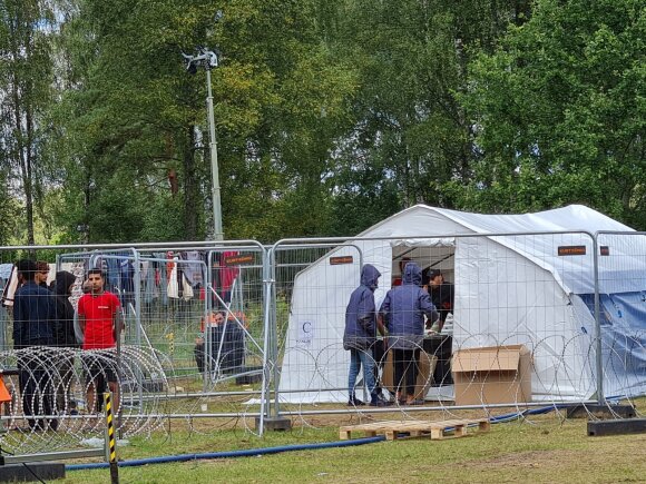 Hundreds of thousands of euros to feed migrants: food shortages for up to 100 people were solved, volunteers had to be withdrawn