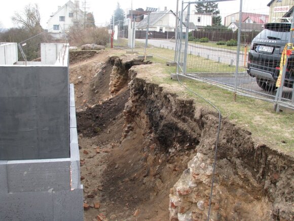 Construction in Šilainis stopped: fragments of old masonry were found