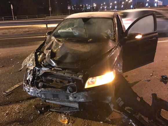 Vilniuje „Volvo“ taranavo traktorių, sužalotas žmogus