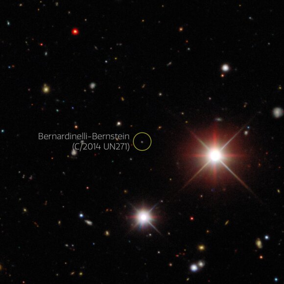 Kometa Bernardinelli-Bernstein. Dark Energy Survey/DOE/FNAL/DECam/CTIO/NOIRLab/NSF/AURA/P. Bernardinelli & G. Bernstein (UPenn)/DESI nuotr.