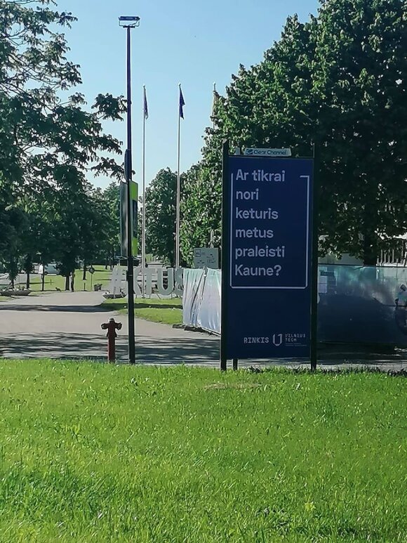 Ved siden av det tekniske universitetet i Kaunas er det en provoserende stand: En slik beslutning kalles fortvilelse