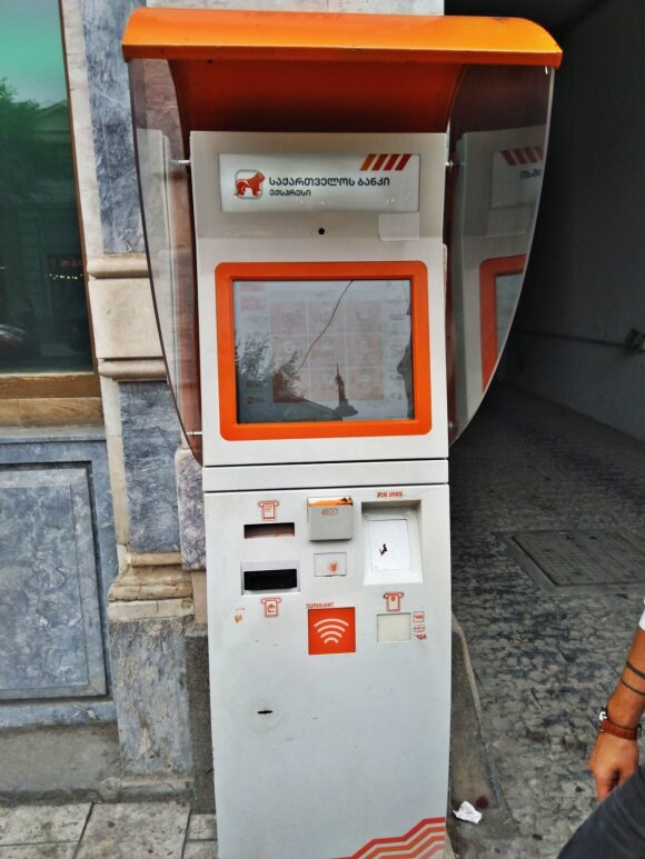 Įrenginys, kuriame galima pasitikrinti ne tik viešojo transporto kortelės likutį, bet ir susimokėti mokesčius, baudas ir atlikti dar daug kitų veiksmų