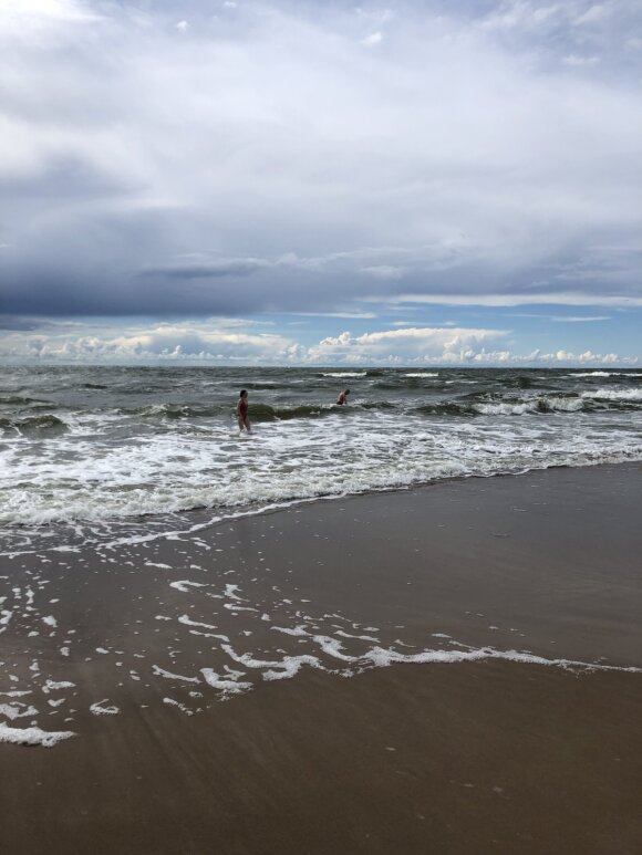 Žmonės maudosi Baltijos jūroje