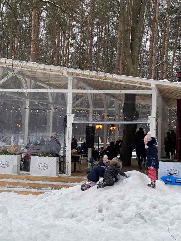 Šeštadienį Vingio parką užplūdo vilniečiai: klausimų sukėlė šalia kavinės įrengta terasa