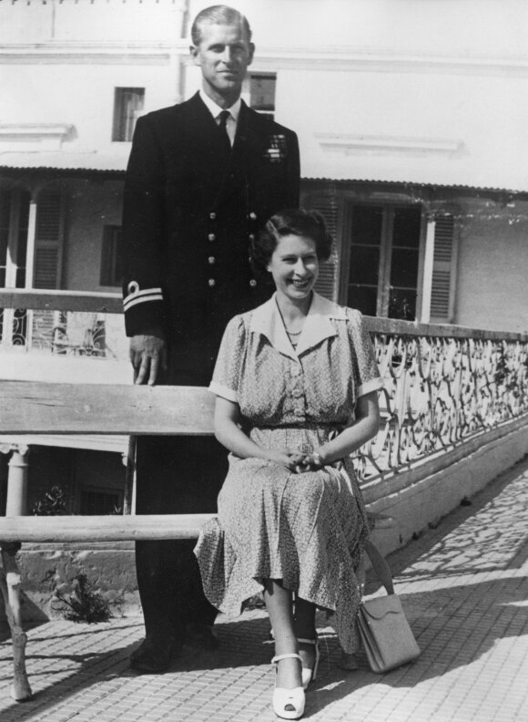 Laukdamasi princesės Anne, karalienė Ežbieta Maltoje aplankė princą Philipą, kuris šioje saloje atliko tarnybą su Didžiosios Britanijos kariniu jūrų laivynu.