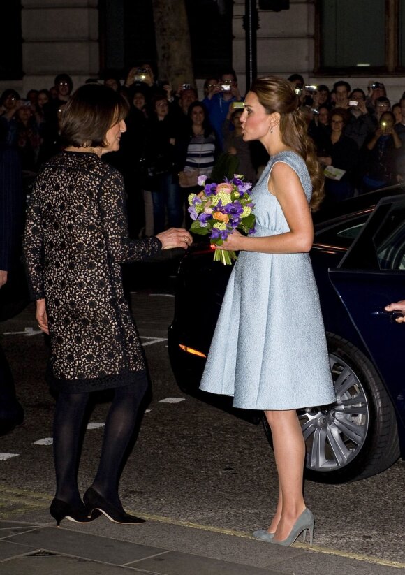 Panašaus atspalvio suknelę 2013 metais vilkėjo ir Kate Middleton, kai laukėsi princo George`o. Tą kartą ji lankėsi viename labdaros pokylyje Nacionalinėje portretų galerijoje Londone.   
