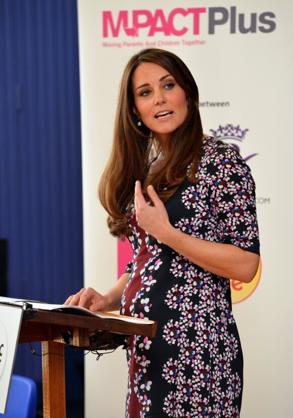 Kate Middleton viešėdama „The Willows“ pradinėje mokykloje ji vilkėjo floristinių raštų suknelę iš mados namų „Erdem“ׅ
