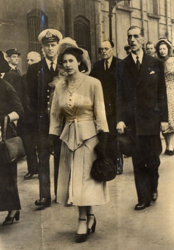1948 metais karalienė Elžbieta ir Edinburgo kunigaikštis lankėsi atnaujintose žirgų lenktynėse „Derby Stakes“