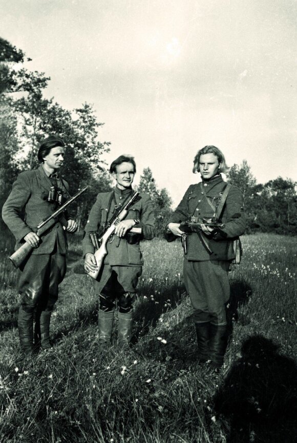 Prisikėlimo apygardos Maironio rinktinės partizanai. Iš kairės: partizanas Aidas-Vaidila, Prisikėlimo apygardos Maironio rinktinės Kudirkos rajono vadas Juozas Paliūnas-Rytas, Kostas Kudokas-Diemedis. Apie 1949 m. (LGGRTC Genocido aukų muziejaus fondo