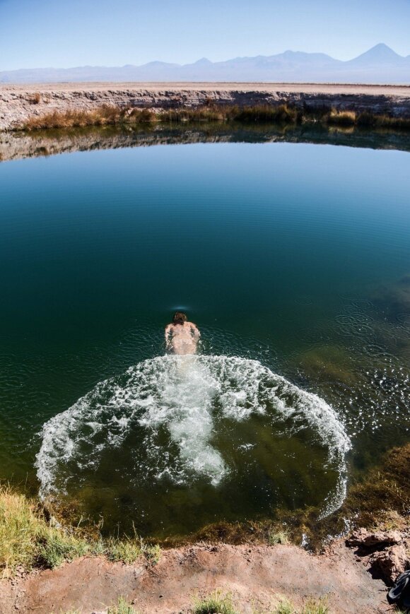 Vidury dykumos du vienas šalia kito atsivėrę natūralūs baseinėliai vadinami Atakamos akimis. Sūraus vandens temperatūra po nakties čia – 18 °C