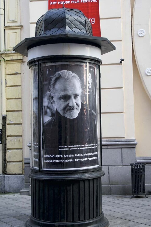 Šiuo plakatu kviečiama susitikti su Batumio kitokio kino (arthouse) festivalio svečiais – kino korifėjais
