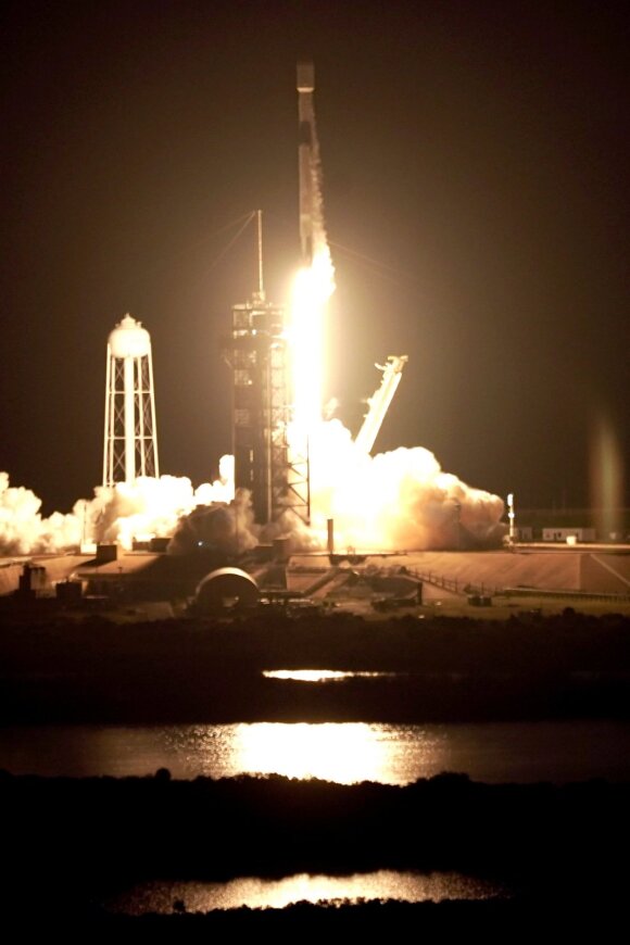 SpaceX raketos dalis trenksis į Mėnulį.
