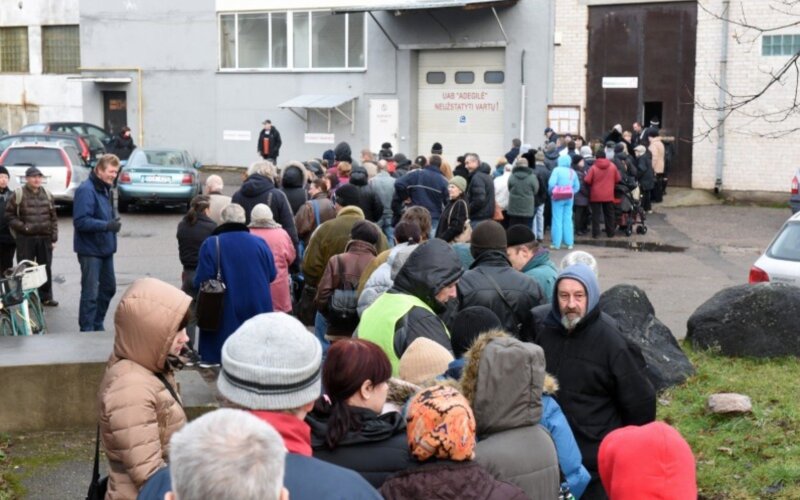 Стоит баба в очереди за продовольствием