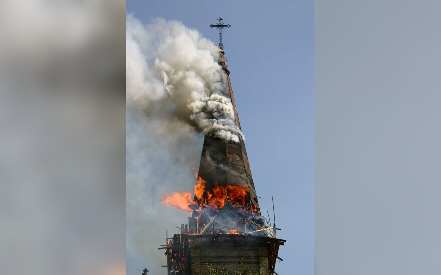 Dega bažnyčia Panevėžio rajone