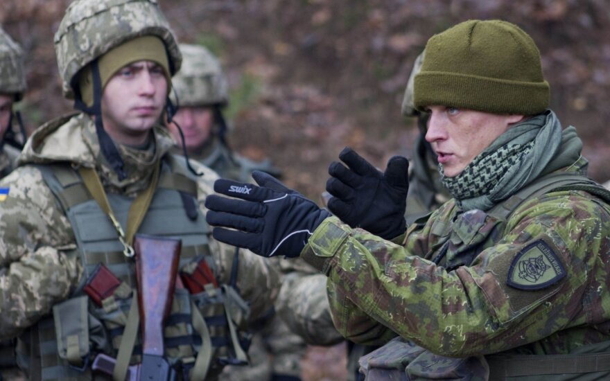 Lietuvos kariuomenės instruktorius su Ukrainos kariais