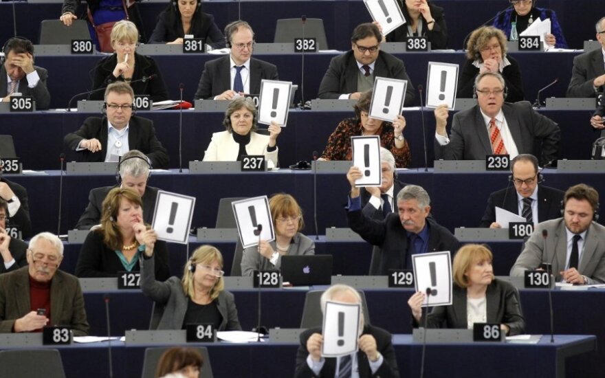 EP piktinasi, kad JAV europiečius traktuoja ne kaip draugus, bet kaip įtariamuosius