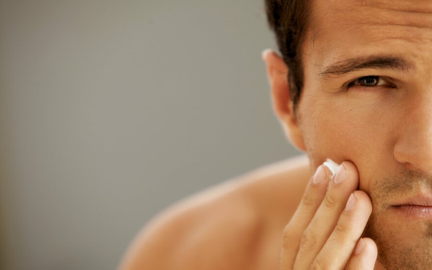 Kaip prižiūrėti veido odą nešiojant kaukes ir kodėl 
