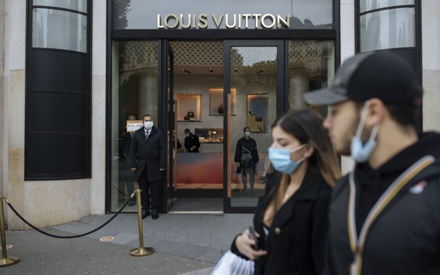 Internautus įpykdė mados namų „Louis Vuitton“ juvelyrikos kolekcija karo metu: jūsų komandoje kažkas nemąsto
