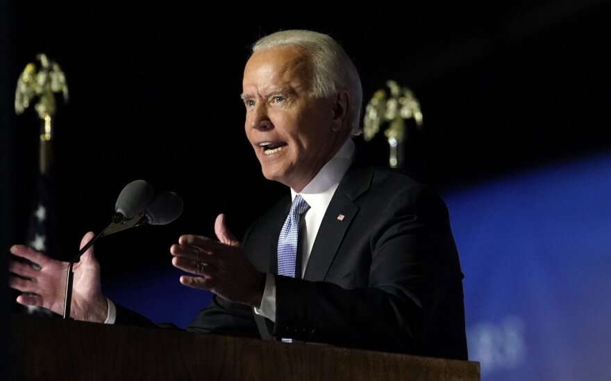 Bidenui paskelbus pergalę rinkimuose, Azijos akcijų rinkose įsivyravo augimo nuotaikos