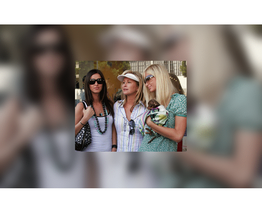 Paris ir Nicky Hilton apsipirkinėja su mama Kathy