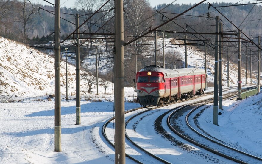 Ateitį be pajamų iš Baltarusijos regintys „Lietuvos geležinkeliai“ vis tiek skolinsis šimtus milijonų eurų
