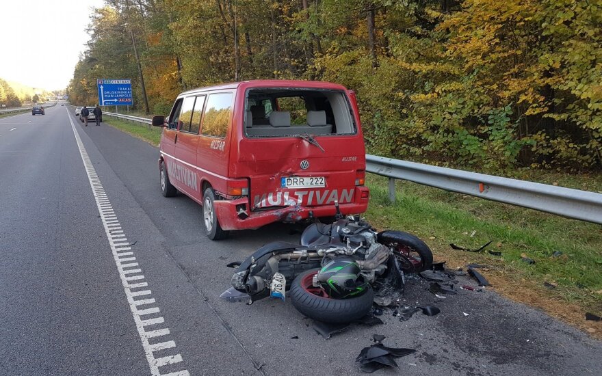 Baikerių sezono uždarymo avarija Vilniuje: sužalotas motociklininkas, apdaužyti motociklai ir mikroautobusas