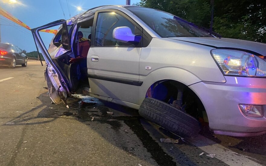 Didelė avarija Vilniuje: į stulpą rėžėsi automobilis, gelbėtojai vadavo prispaustus žmones